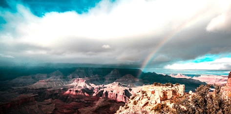 Eine Landschaft mit Himmel, Wolken, Gebirge, Meer, Vegetation, Regenbogen © pexels-belle-co